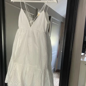 Vit klänning zara - Vit zara klänning, har en liten defekt hör av er för bild på det❤️frakt= 66kr