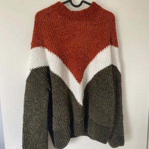 Gosig tröja - Köpt på Ullared för kanske 5 år sen? Väldigt sparsamt använd. Supermjukt material, lite oversize.