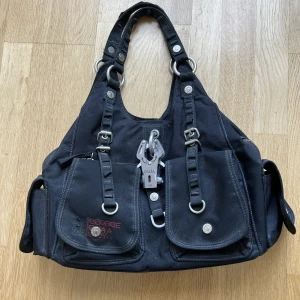 GG&L väska - Köpt på Plick men aldrig använd av mig. Fint skick, ingår en längre rem men tror inte den är original. Går att ha över axeln som på bilden.     KÖPT FÖR 800                        SÄLJS FÖR 650 + frakt