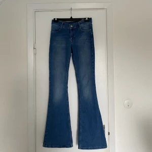 Lowwaist bootcutjeans - Lowwaist bootcutjeans köpta från bubbelroom. använda 1 gång. Storlek 38 och säljer för 250kr. 