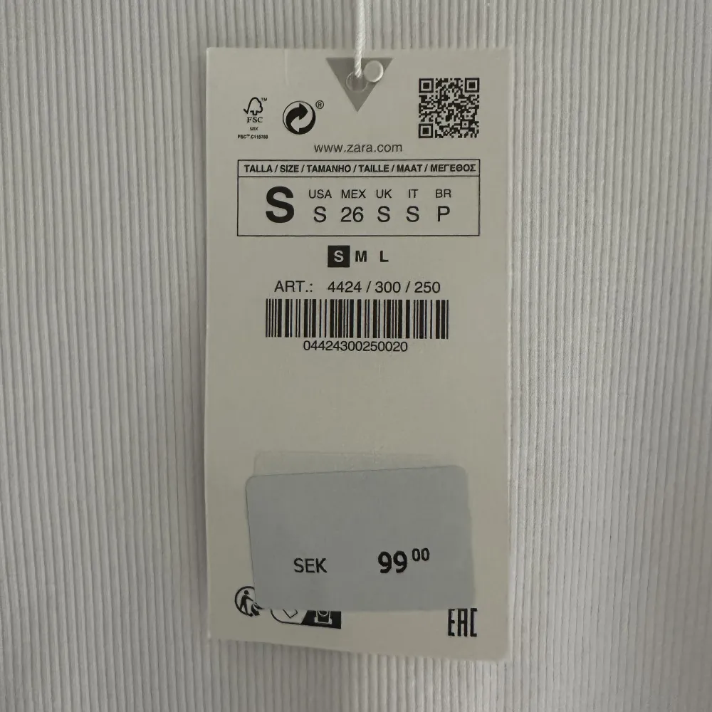 Vit t-shirt med rib. Helt oanvänd med prislapp kvar. Inköpspris 99 kr. Från Zara, strl S 🌸. T-shirts.
