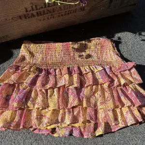 Hej! Jag undrar om någon skulle kunna tänka sig att kunna byta denna zara kjolen!💓 jag har en i Xs men skulle behöva en i antingen S eller M. Kontakta mig om ni vill byta! Säljer alltså INTE💘