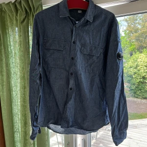 C.P Company overshirt - Säljer en C.P company overshirt. Skicket är som nytt och den har bara blivit använd några enstaka så skulle säga 9/10. Passar jättebra nu under sommardagar och passar till mycket. Nypriset för en sådan tröja ligger runt 2000kr och det den köptes för. 