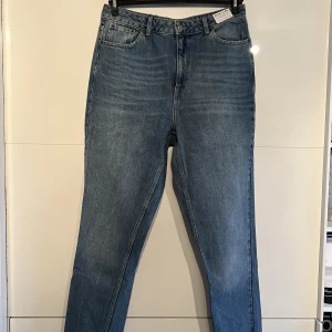 Jeans - Så snygga mom jeans från Asos. Aldrig använda!💙 W34 L36