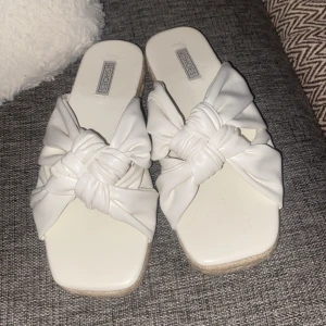 Sandal - Somrig sandal ifrån Nelly i vit och i tråddetaljer  Aldrig använd