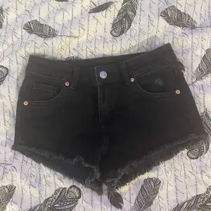 Säljer ett par lågmidjade jeansshorts ifrån hm. Knappt använda!