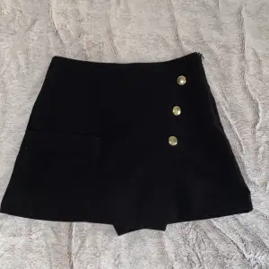 En superfin o classy kostymaktig kjol som är shorts på baksidan från Zara. Har guldiga knappar där bak o fram + en ficka på framsidan   Kanske svårt att fatta så skriv för bilder💕 Passar 34-36