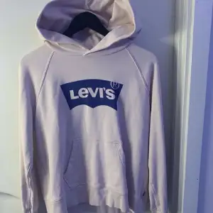 Jättefin Levi’s hoodie säljes. 