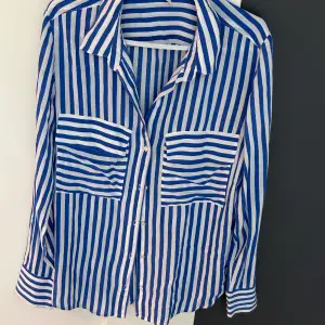 Randig skjorta från H&M i blåvit färger. Mjuk och bekväm material som är använd 2 gånger. Normal i storlek. 
