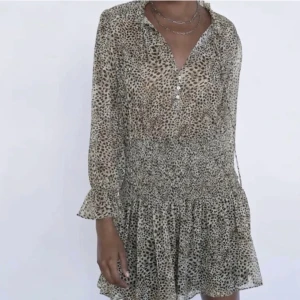 Zara klänning - Säljer denna så fina zara klänning, använt fåtal gånger men bra skick💕 