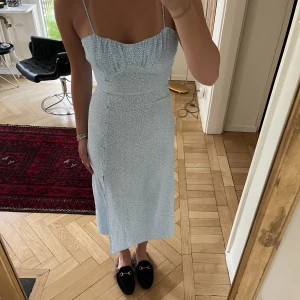 Zara klänning  - Så vacker klänning från Zara. Köptes förra sommaren och har använts ca 2 gånger. Se liten defekt på bild 3.
