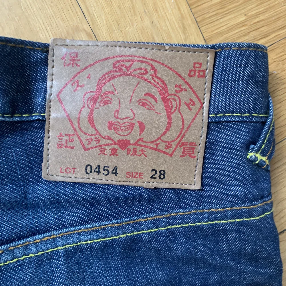 Säljer nu de as feta evisu jeans. De har en as fet logga med drak märke. De är köpt nya men bara använt 3-4 gånger. De har dock fått ett litet märke vid knät. Kom med bud privat tänker mig minst 1100 eller om ni undrar över något särskilt.. Jeans & Byxor.