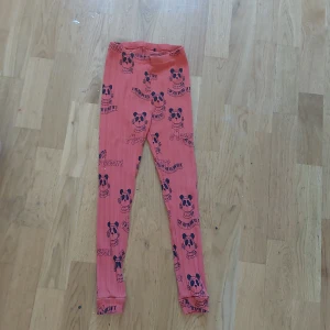 Mini rodini byxor - Röda mini rodini byxor med figurer 