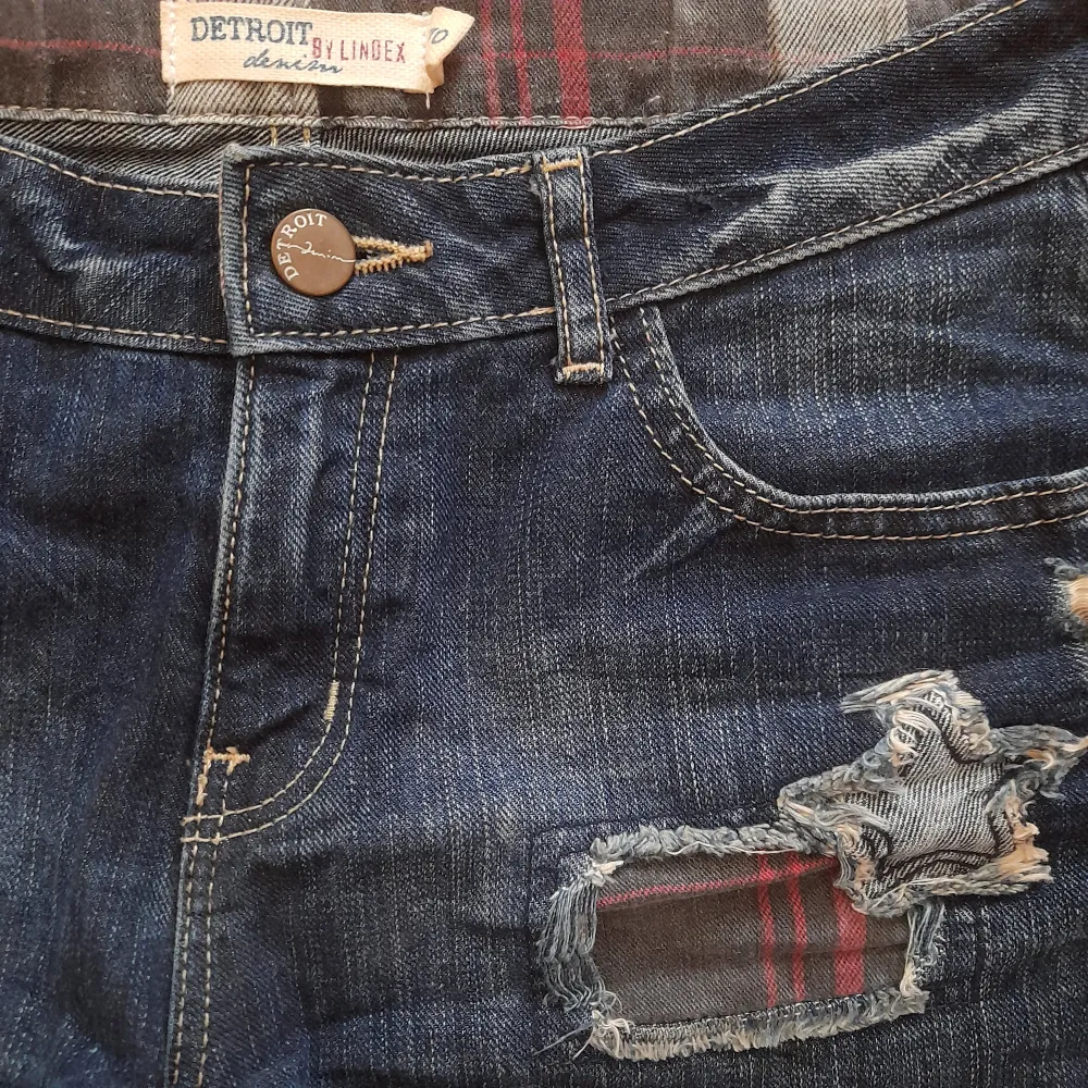 Jeans shorts med röda flanell patches. Från Detroit Designs av Lindex. Säljer de för dem är för små. Använd gärna köp nu/prisförslag funktionen. Shorts.