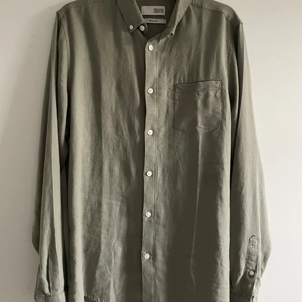 Grön Solid skjorta i storlek S. Nyskick, aldrig använd. Jag säljer den pga att jag aldrig använder den. . Skjortor.