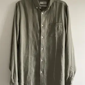 Grön Solid skjorta i storlek S. Nyskick, aldrig använd. Jag säljer den pga att jag aldrig använder den. 