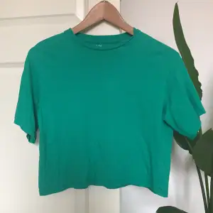 Säljer mitt gröna t-skirt som är i jätte fint sick💕 Använd få gånger💞