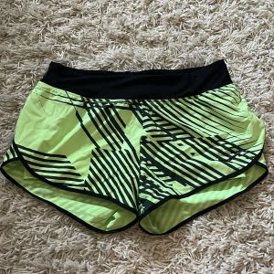 Snygga tennis/padel shorts från Nike - Säljer ett par snygga Nike shorts med innebyxa. Mycket använda och lite slitna.