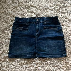 Säljer en fin jeans kjol från Hollister. Ganska kort och lågmidjad. Inköpt för flera år sedan men har nästan aldrig använts. Finns fickor där bak. 