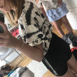 Mussepig tröja  -  Säljer denna tröja för att det inte riktigt är min stil längre och behöver mer plats i garderoben. Org pris ca 150, inget tecken på slitage🖤🤍 strl 170, men passar även 164. Är också ganska töjbar.