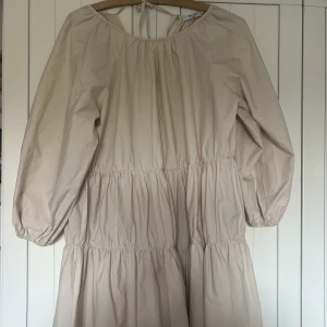 Klänning  - Klänning perfekt för sommaren, köpt på Åhléns outlet ca 1-2 år sedan. Aldrig använd