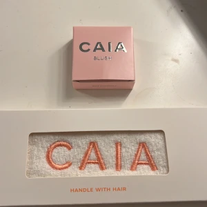 Caia  - ❌BUDGIVNING PÅ BLUSHET❌ Säljer hårbandet för 70 kr plus frakt. Det är helt oanvänt💞