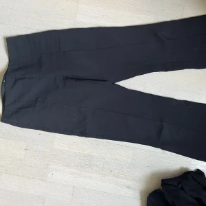 Kostymbyxor bikbok - Trendiga kostymbyxor ifrån bilbolaget i storlek 34/XS  Använder inte längre, lite lite noppriga men inget man tänker på  Hör av er vid intresse eller frågor!  Kan självklart skicka fler bilder också hur de sitter på !