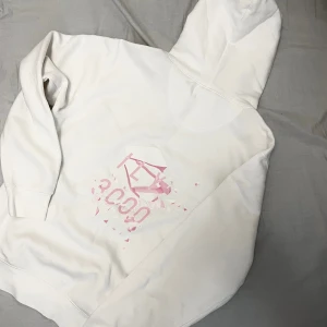 ILY3000 Sakura Hoodie  - Jättefin kritvit hoodie i helt nytt skick, säljer då den sitter lite för oversized på mig. Trycket på baksidan är en illustration av en kub som faller isär i små, sakura-liknande bitar💗 Finns bara en i hela världen då det är min egna design så passa på🌸