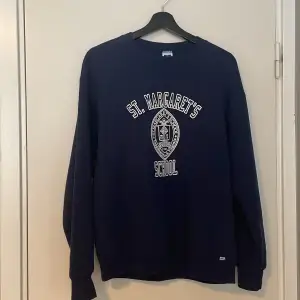En vintage college sweatshirt är storlek L men sitter som S M ungefär 