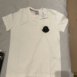 Moncler Tshirt  - Ny strl S, från farfetch har qr kod. Pris kan diskuteras och kan mötas i Stockholm. 