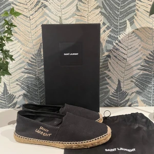 Saint Laurent skir - Ett par saint Laurent espadrilles i perfekt skick. Inga flaws, allt OG tillkommer, säljer då de va lite för små för mig och hittade andra likadana👍 priset är fast.