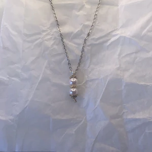 Ängel - En ängel~ vit och guld💗  Kedjan tillkommer ej ~ kan eventuellt medfölja vid önskemål Förlåt för dålig bild