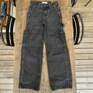 Carpenter jeans, Junkyard  - Sköna, baggy Carpenter jeans från Junkyard. Nypris 599 kr. Slitna baktill vid benslut, därav priset. 