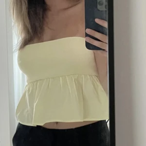 Topp - Gul topp från Zara i perfekt skick. Lånad bild men kan självklart skicka egna bilder också💙 Knappt använd och perfekt till sommaren