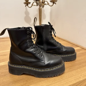 Dr Martens Jadon - Inköpta 2022. Endast använda 3 gånger, så jag har inte gått in i dom. Det är inget slitage i lädret eller dragkedjan. Som nya helt enkelt!   Väl omhändertagna och regelbundet insmorjda med dr martens egna läder balsam. Nypris: 2400kr.