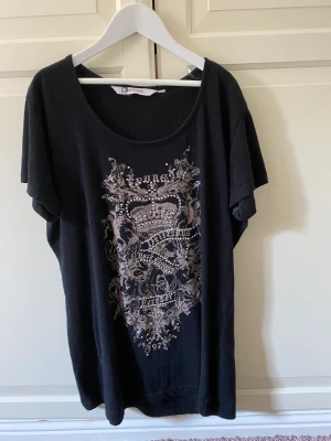 t shirt  - jättefin svart t shirt med tryck, köpt på myrorna i sthlm. använt ganska lite av mig och är i superfint skick