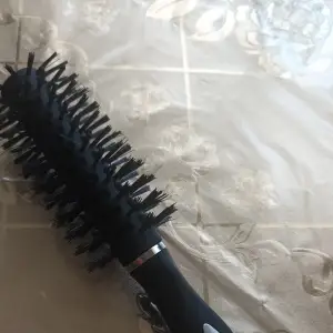 Säljer helt ny hår borsta,som är inte i använding