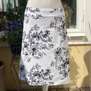 En fin low-waisted kjol köpt second hand i Köpenhamn. Mönstret är printat på det vita tyget. Inga fläckar eller hål och är därför i mycket gott skick. Det är även bra kvalitet och fina sömmar. 