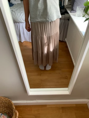 Långkjol - Volangkjol från Ginatricot i satin