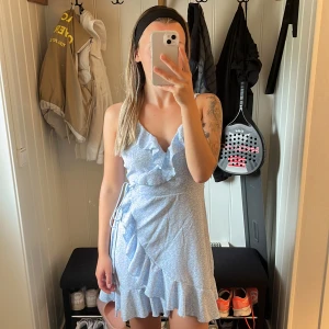 Blå fin sommarklänning med volanger  - Otroligt fin sommarklänning som man kan knyta runt midjan för att skjystera hur den sitter runt midjan🫶🏻