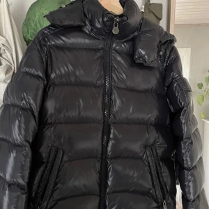 Moncler maya  - Moncler maya size 2  Givetvis äkta och kvitto Finns kvar.  Färgen är svart  Väldigt bra skick, inga hål varken stora eller små.  Skicka pm för mer info och bilder