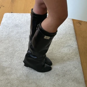 Boots  - Fina klackar med kil och overfeild, super fina!!!