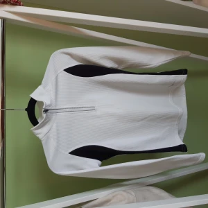 Träningströja - Vit och svart träningströja som säljs pga att den inte kmr till användning. Den är i bra skick och snygg.