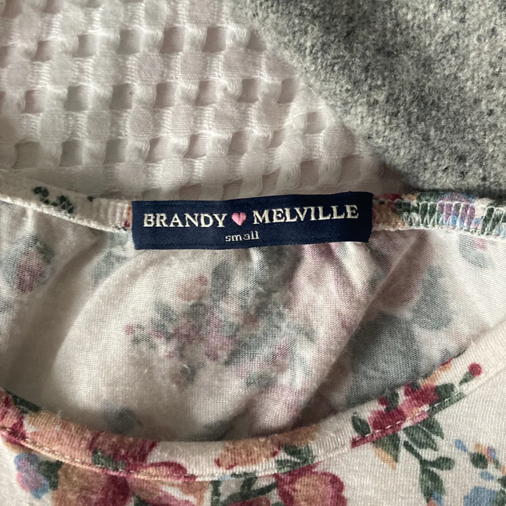 Klänning från Brandy Melville, har inga defekter. Är perfekt till en dag på stranden, shoppingdag eller bara allmänt. Använt 1 gång, men den är lite liten (därför sälj den)💓. Klänningar.