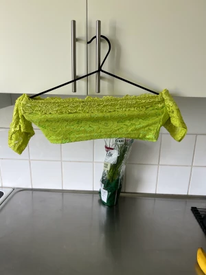 Off shoulder topp - Säljer en off shoulder från PLT, gott skick 