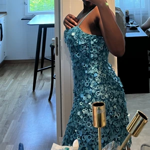 Blå klänning  - Säljer en blå klänning med paljetter på. Den slutar strax ovanför knäna. 