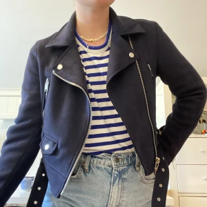 Zara-Jacka - Jacka från Zara i toppenskick! Marinblå och känns typ som mocka🥳 perfekt till sommarkvällen💙🦋