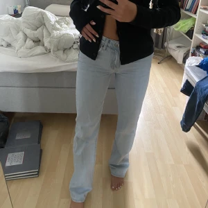 Lågmidjade jeans - Lågmidjade jeans från bikbok i storlek waist 25 length 32, säljer då de börjar bli för små i midjan men älskar dem