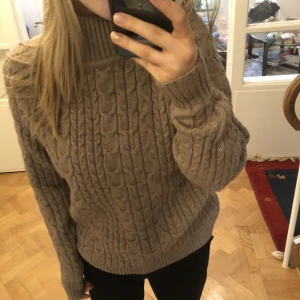 kabelstickad tröja🤎 - säljer denna söta kabelstickade tröjan! Så söt! 🤎 väldigt sällan använd! Storlek XS men passar bland annat S. Skriv om intresserad 🫶🏻