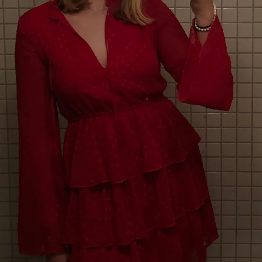 Röd midi klänning från Linn Ahlborgs kollektion med NA-KD. Två snören vid halsen som kan knytas eller inte. Fint skick. Säljer pga att den är för liten.. Klänningar.